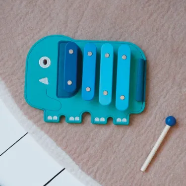 Boîte à musique l’éléphant en bois SoftiXylo Xylophone DJECO 6493 avec baguette bleue et touches en lames colorées.