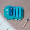 Boîte à musique l’éléphant en bois SoftiXylo Xylophone DJECO 6493 avec baguette bleue et touches en lames colorées.