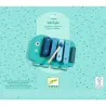 SoftiXylo Xylophone DJECO 6493 en forme de dinosaure turquoise avec tiges colorées et maillet, pour enfants, emballage bleu clair.