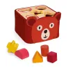 Boîte à formes DJECO 6492 SoftiShape rouge avec face d’ours, ouvertures sur le couvercle pour insérer des pièces géométriques colorées (étoile, demi-cercle, triangle, cube, cylindre).