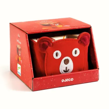 SoftiShape Boîte à formes DJECO 6492, en forme d’ours rouge, présentée dans sa boîte rouge prête à offrir.