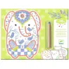 Coloriages à révéler « Animaux sauvages » DJECO 0062 : pochette vert clair avec éléphant dessiné en style coloriage à révéler, crayon intégré et motifs d’animaux sur le côté.