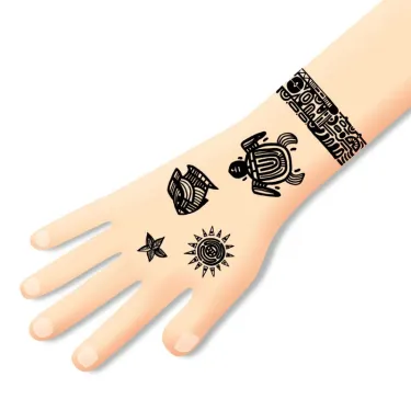 Tatouages Polynésie DJECO 9248: motif tatouages noir gravés sur le poignet et la main d’un dessin simple, soleil, coquillage et figure humaine sur fond peau pale.