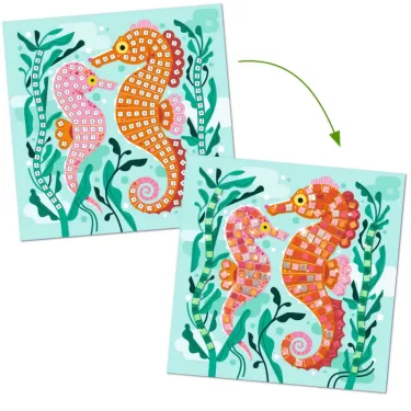 Deux hippocampes colorés en mosaïque sur fond turquoise, entourés d’algues; les pièces rouges et roses s’imbriquent. Caraïbes Mosaïques DJECO 9427.