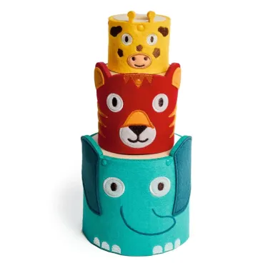 SoftiTotem – Cubes gigognes DJECO 6495: composée de trois cubes empilables en peluche représentant des animaux colorés (girafe jaune, lion rouge et éléphant turquoise)