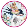 Décalcomanies Au pays des fées DJECO 9566 : cercle rose autour d’une fée princesse dessinant au crayon sur une page, avec fleurs, papillons et petites fées autour.