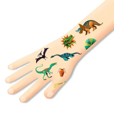 Tatouages Dino Club Djeco 9598: motifs colorés de dinosaures et créatures préhistoriques sur le bras, style stickers temporaires