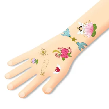 Tatouages éphémères “Fairy Friends” DJECO 9599 sur demi-bras, motifs fleurs, cœurs ailés et petits éléments décoratifs.