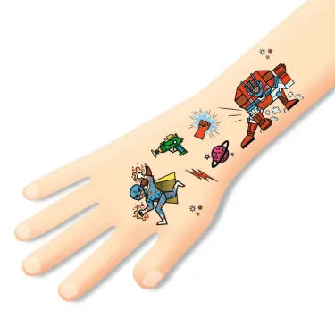 Tatouages 'Heroes vs villains' DJECO 9614 :main d'enfant avec tatouages temporaire montrant des héros colorés en combat contre des villains dans un style cartoon.