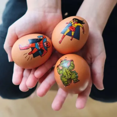Tatouages éphémères « Heroes vs villains » DJECO 9614 sur des œufs, dessins de super-héros colorés.