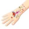 Tatouages temporaires « Plume color » DJECO 9615 sur avant-bras, motifs colorés de plumes, fleurs et oiseaux sur peau artificielle.