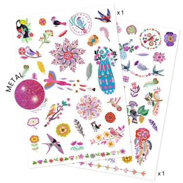 Planche de tattoos métallisés “Plume color” DJECO 9615 avec motifs colorés (oiseaux, fleurs, plumes) à coller.
