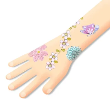 Tatouages éphémères « Belle des champs » DJECO 9585: avant-bras décoré de fleurs pastel et d’un papillon.