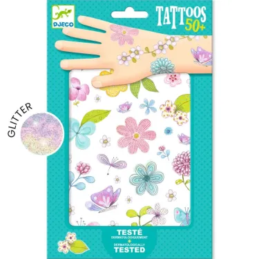 Tatouages 'Belle des champs' DJECO 9585 sur fond turquoise, motif fleurs et papillons sur bras en carton, emballage blanchi.