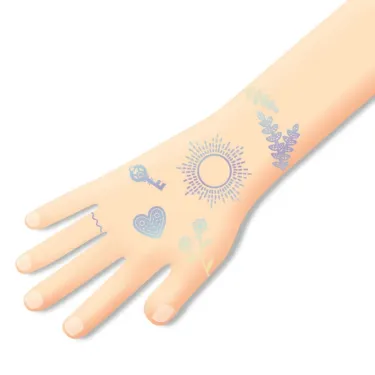 Tatouages éphémères « Lucky charms » DJECO 9596 sur avant-bras, motifs cœur, soleil et feuillage bleus pastel.