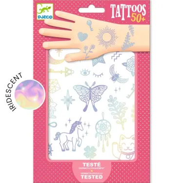 Tatouages 'Lucky charms' DJECO 9596 - planche de tatouages temporaires irisés sur fond blanc avec motifs licorne, papillon et fleurs, emballage rose à pois.