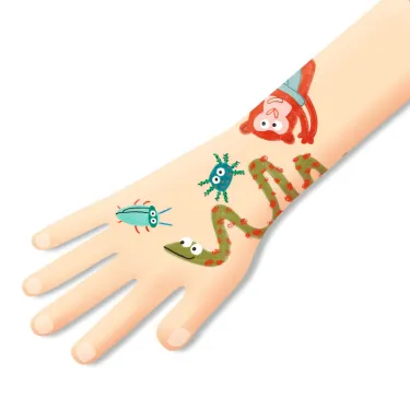 Tatouages Museaux DJECO 9576: avant-bras avec dessins d’animaux et serpente, girafes et monstres colorés sur peau claire.
