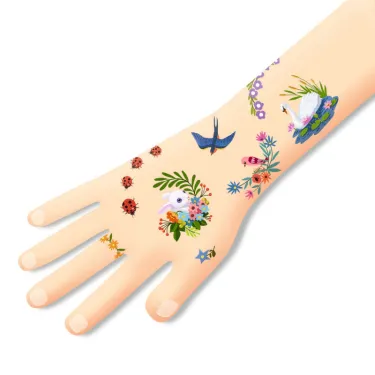 Tatouages temporaires “Happy Spring” DJECO 9591 sur le bras, motifs floraux, oiseaux et insectes colorés.