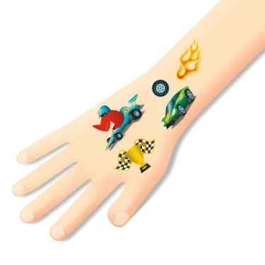 Tatouage éphémère sur la main : mini bolides et trophée, voiture de course verte et moto avec feu, décor compétition.