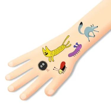 Tatouages éphémères sur avant-bras: dessins colorés de petites bestioles comme un chien jaune, une puce violette, un hibou rouge, une chauve-souris bleue et une créature noire à motifs. Produit Tatouages 'Petites Bestioles' DJECO 9911.