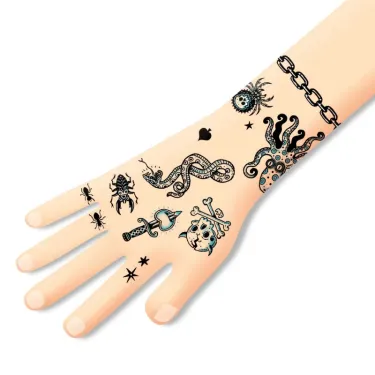 Tatouages éphémères “Dark side” DJECO 9594 sur poignet: motifs kraken, crânes, épées et chaînes en noir, bleu clair.