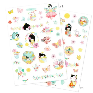 Tatouages "Sakura" DJECO 9619 – planches decoratives avec motifs japonais: geishas, fleurs, papillons et animaux colorés sur fond blanc.