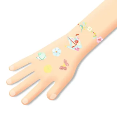 Tatouages temporaires Sakura DJECO 9619 décorant le poignet et le dos de la main avec des motifs colorés de fleurs, papillons et voiles de bateau.