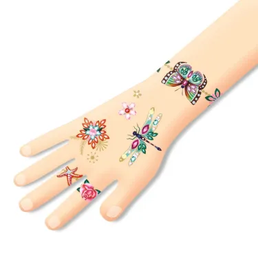 Tatouages temporaires “Les bijoux de Fiona” DJECO 9586 sur le poignet: papillons, fleurs et dragonne colorful.