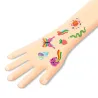 Tatouages Rainbow DJECO 9617 sur l’avant-bras : divers motifs colorés, papillon, poisson, fruit et éléments arc-en-ciel sur peau simulée.