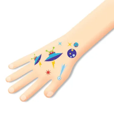 Tatouages phosphorescents « Space oddity » DJECO 9590 sur avant-bras: motifs d’OVNI, aliens, planètes et étoiles colorés.