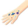 Tatouages phosphorescents « Space oddity » DJECO 9590 sur avant-bras: motifs d’OVNI, aliens, planètes et étoiles colorés.