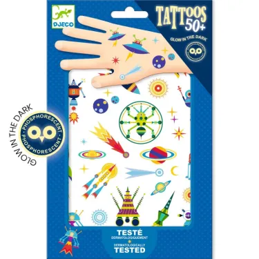 Tatouages phosphorescents « Space oddity » DJECO 9590 sur packaging bleu, motifs spatiaux lumineux, peau simulée en main, testés dermatologiquement