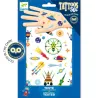 Tatouages phosphorescents « Space oddity » DJECO 9590 sur packaging bleu, motifs spatiaux lumineux, peau simulée en main, testés dermatologiquement