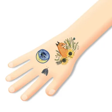 Tatouages phosphorescents Reflets de nuit DJECO 9618 : motifs d’un renard, fleurs et insectes sur le poignet, style tatouage temporaire.