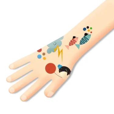 Tatouages Jolies petites choses DJECO 9579: dessin temporaire sur une main montrant des motifs colorés, bulles, nœud, ballon rouge et personnages abstraits.