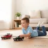 Joueur enfant jouant avec des voitures miniatures Ford Mustang noire, rouge et blanche dans le salon.
