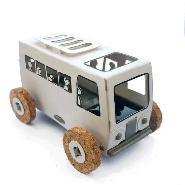 Voiture blanche à colorier Autogami Bus blanc à colorier, véhicule solaire en carton avec roues en bouchon de liège et intérieur visible.