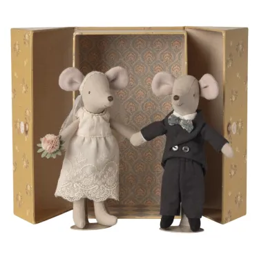 Deux petites souris mariées en tenue de mariage, dans un coffret Maileg assorti, photo de couple avec bouquet.