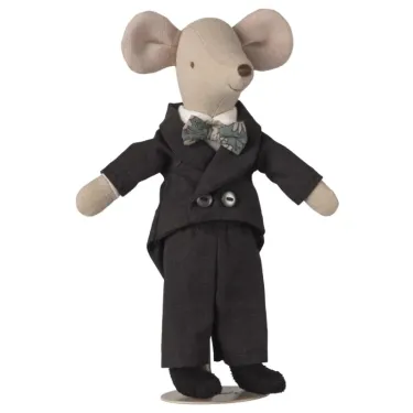 Couple de souris mariés en coffret Maileg, vêtues d’un smoking noir et nœud papillon, debout sur socle.