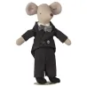 Couple de souris mariés en coffret Maileg, vêtues d’un smoking noir et nœud papillon, debout sur socle.