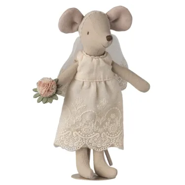 Couple de souris mariés dans leur coffret Maileg : souris mariée en robe crème avec voile, bouquet floral et brides en dentelle.
