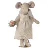Couple de souris mariés dans leur coffret Maileg : souris mariée en robe crème avec voile, bouquet floral et brides en dentelle.