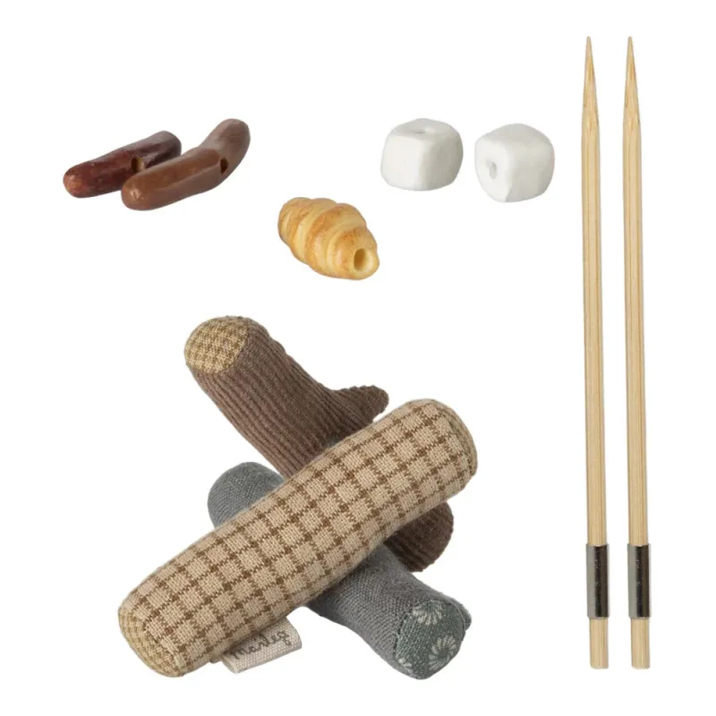 Ensemble feu de camp pour la randonnée Maileg : saucisses et croissants miniatures, pains et marshmallows, chaussettes en peluche, deux bâtons de bois.