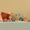 Ensemble feu de camp pour la randonnée - souris Maileg: une camping miniature avec tente rose, deux souris en peluche autour d’un petit camping et mules, caisse et linge suspendu sur cordelette.