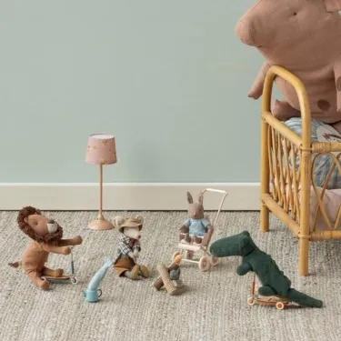 Jeu de figurines Maileg et accessoires pour campement, avec un ours en peluche sur un lit à baldaquin et mini personnages en train de jouer au camp.