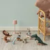 Jeu de figurines Maileg et accessoires pour campement, avec un ours en peluche sur un lit à baldaquin et mini personnages en train de jouer au camp.