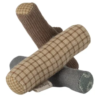 Ensemble feu de camp pour la randonnée – souris Maileg, petites bûches en peluche beige et marron, motif torsadé, style campement.