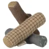 Ensemble feu de camp pour la randonnée – souris Maileg, petites bûches en peluche beige et marron, motif torsadé, style campement.