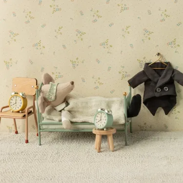 Lit simple vintage en métal pour souris Maileg - Menthe: chambre miniatures avec lit couleur menthe et et peluche souris, réveil jaune, vêtement noir suspendu.