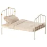 Grand lit double vintage en métal blanc pour souris Maileg avec drap et couverture à motifs pastel et oreillers.